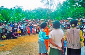 Biak West Papua: Christina en Albitha Wambrauw met de vrouwen van de openingscommissie van de polikiniek in Sopen